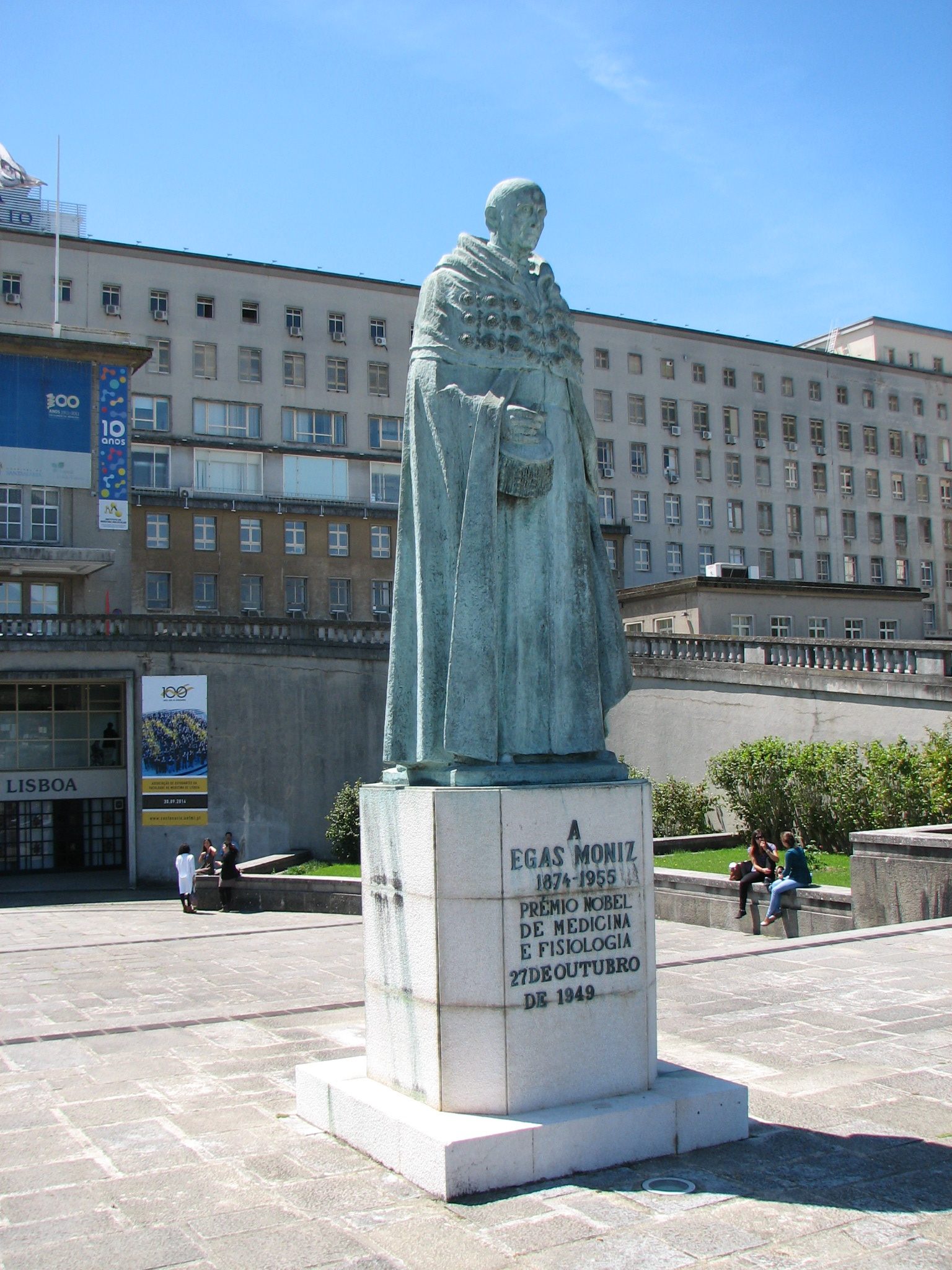 Antonio Egas Moniz's monument, Lisbon - 03.JPG